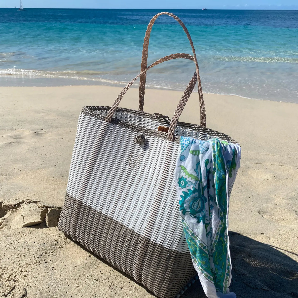 The Lilley Line Medium Tote - Rothko White + Putty