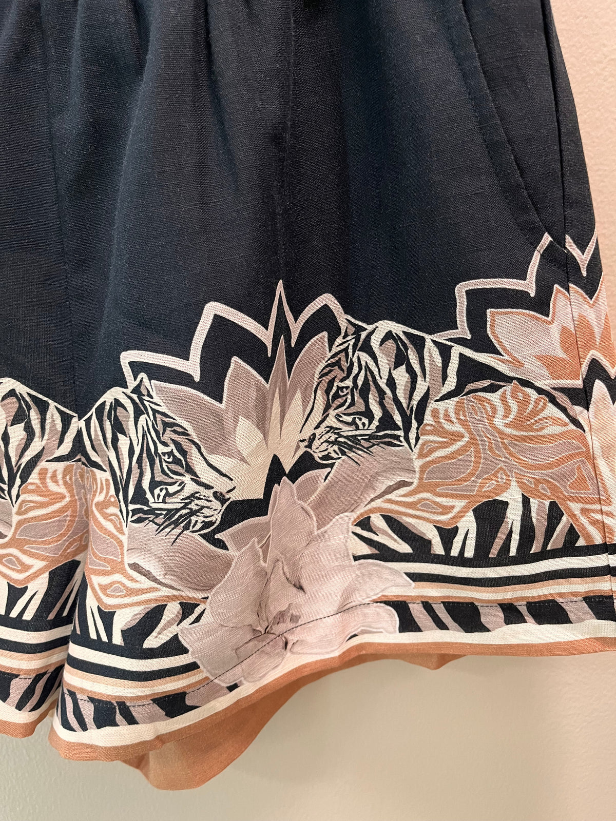 Las Surenas Short Lotus Tiger Eclipse- Black